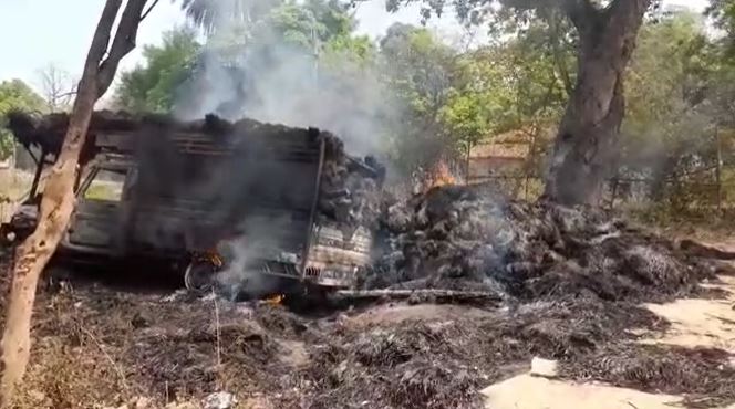 बिजली के तार में शॉर्ट सर्किट से लगी आग, एक पिकअप वैन जलकर खाक  