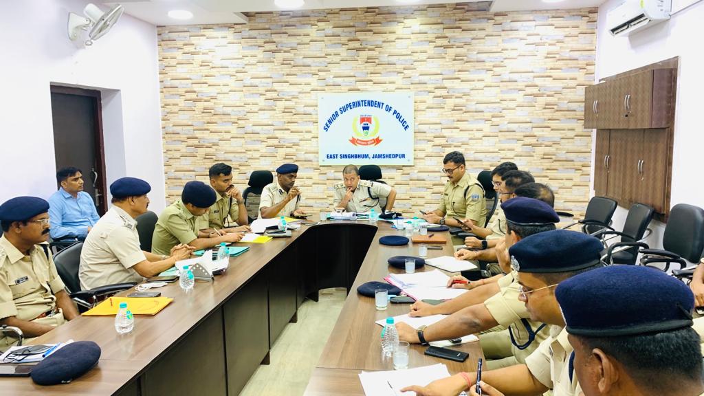 रामनवमी जुलूस में विधि-व्यवस्था को लेकर आईजी ने पुलिस अधिकारियों के साथ की बैठक