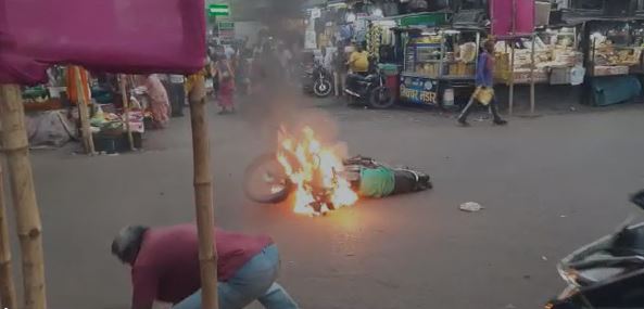 चलती बाइक में लगी आग, वाहन छोड़ भागा सवार, लोगों ने बुझायी आग