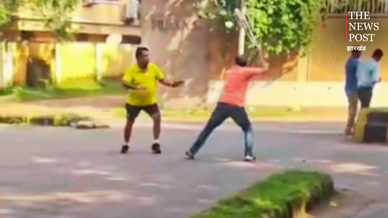 जमशेदपुर में दो कारोबारियों के बीच मारपीट, क्रिकेट बैट से हमले का VIDEO वायरल