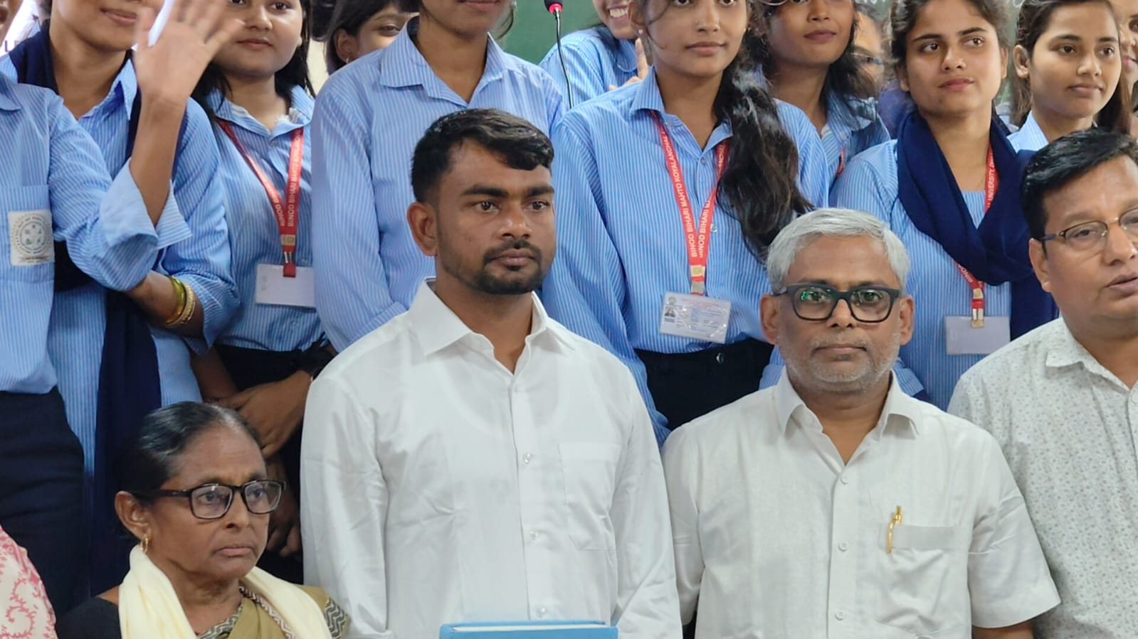 झारखंड का "टूअर गीदर" पहले बना विधायक, अब हुआ पीएचडी  धारी, पढ़िए इस संघर्ष की कहानी