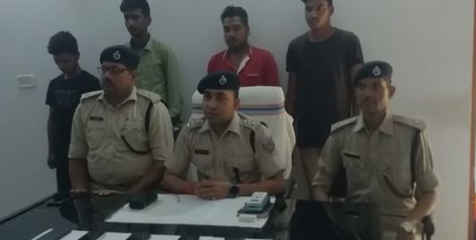 लोन खाता धारियों को कैशबैक का लालच देकर ठगी करने वाले 4 साइबर अपराधी गिरफ्तार