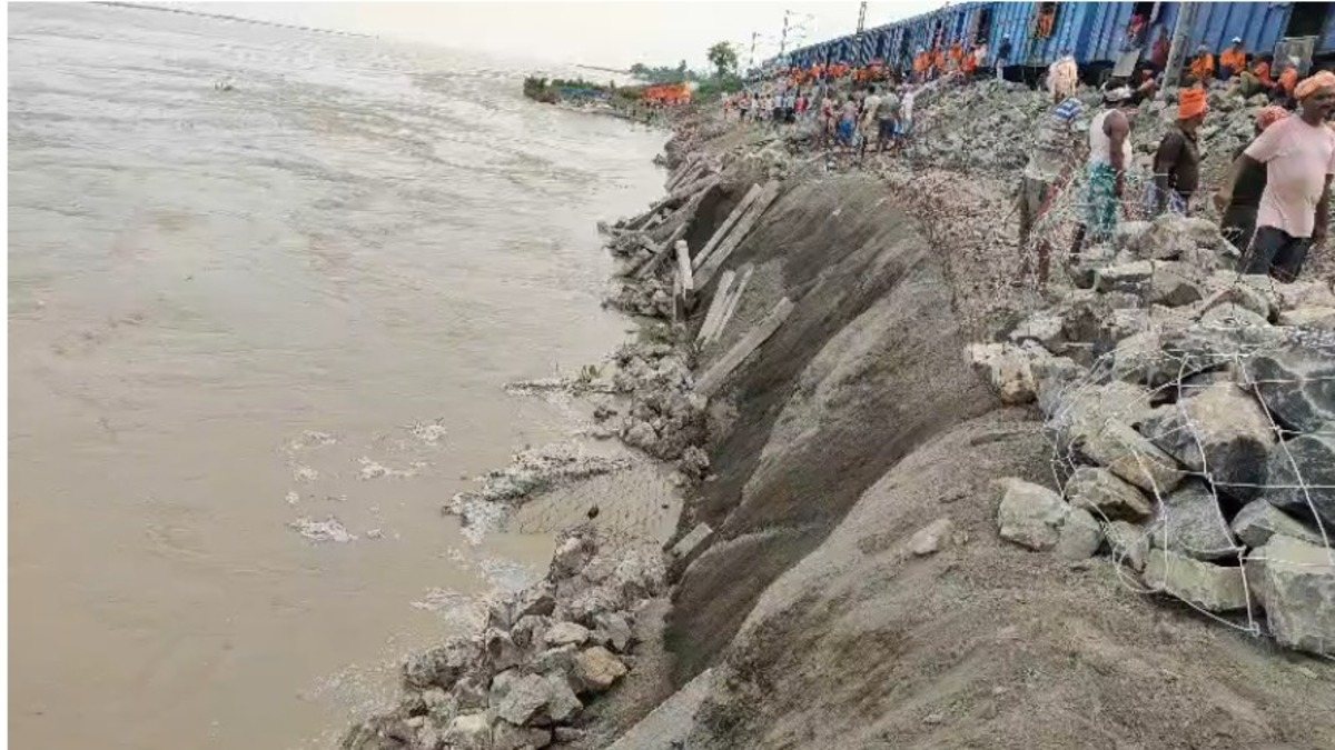 साहिबगंज में गंगा नदी का रौद्र रूप, रेल पटरी पर मंडराया खतरा, कई ट्रेन रद्द
