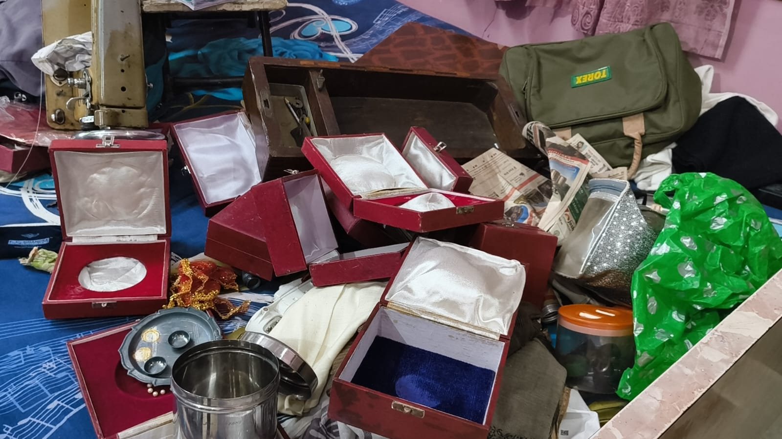 खिड़की की ग्रिल काटकर घर में घुसे चोर, तीन गोदरेज तोड़े, दुमका पुलिस की रात्रि गश्ती पर सवाल!