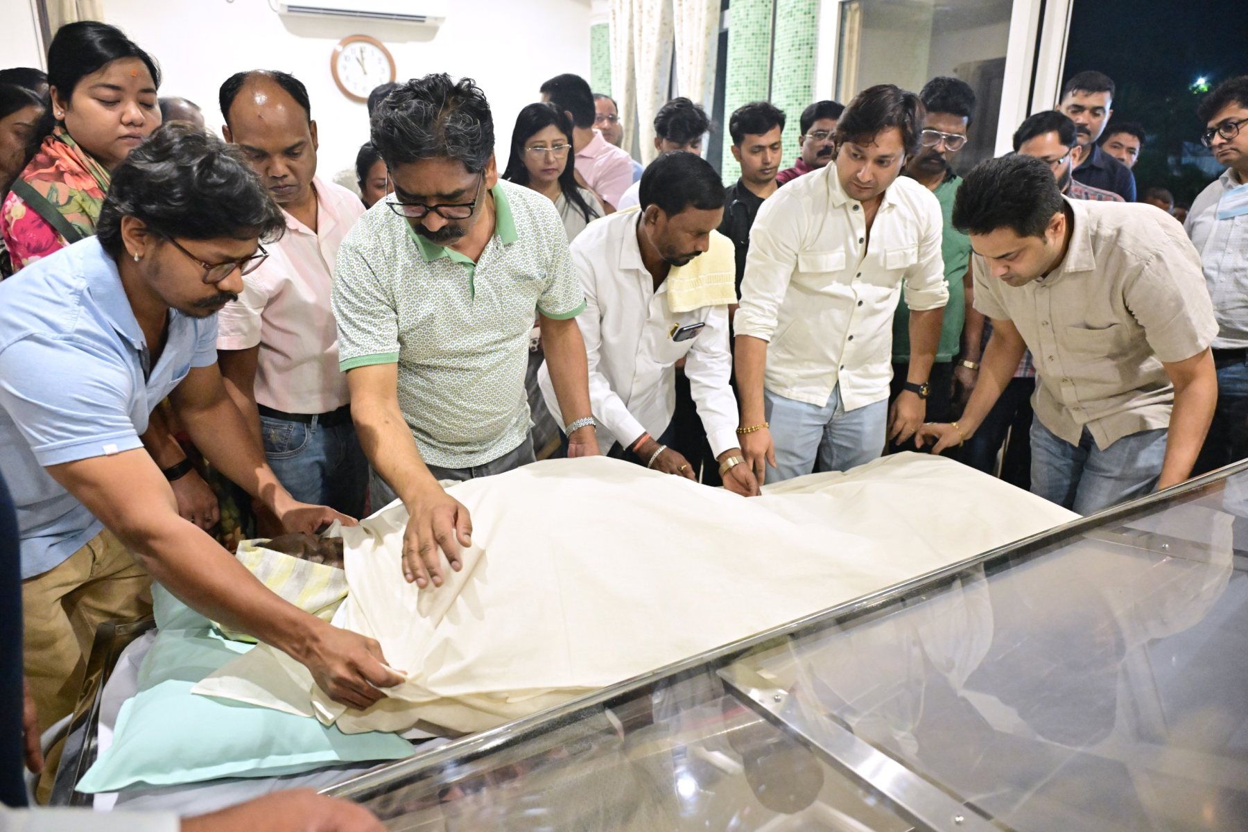 श्रद्धांजलि : पहले पिता का साया उठा..अब मां का आंचल भी छूट गया !  हेमंत सोरेन ने लिखा भावुक पोस्ट , आज नेमरा में अंतिम संस्कार