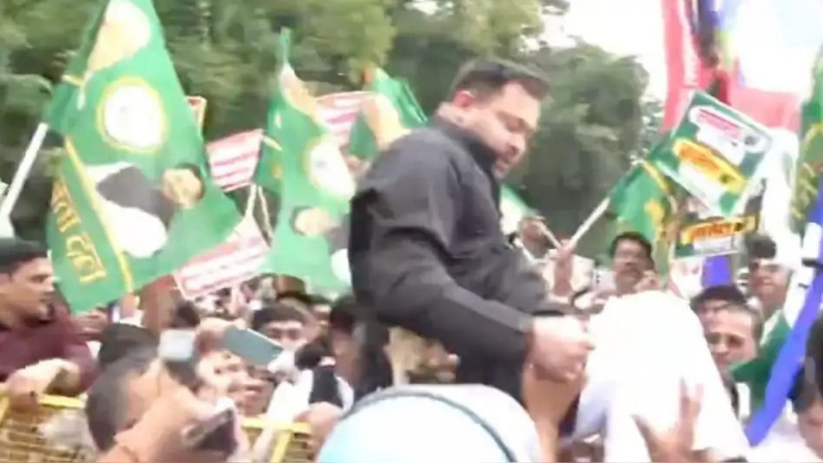 SIR के खिलाफ पटना में महागठबंधन का लोकभवन मार्च, तेजस्वी यादव समेत कई नेता हिरासत में 