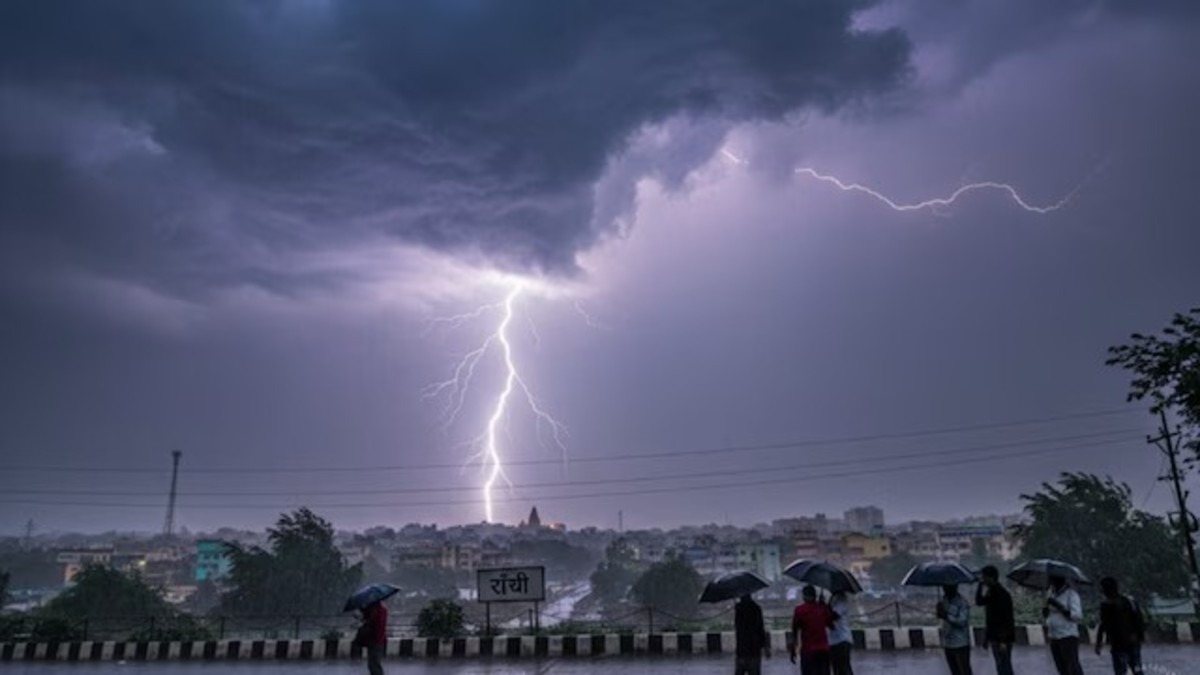 Jharkhand Weather: आज कई जिलों में मौसम ले सकता है करवट, बारिश और वज्रपात का अलर्ट जारी