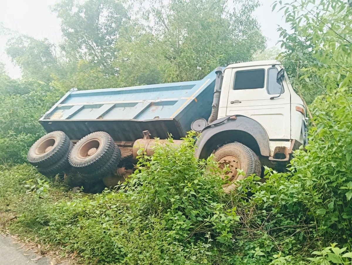 जमशेदपुर: लुगाहारा के समीप अनियंत्रित होकर पलटा हाइवा, बड़ा हादसा टला