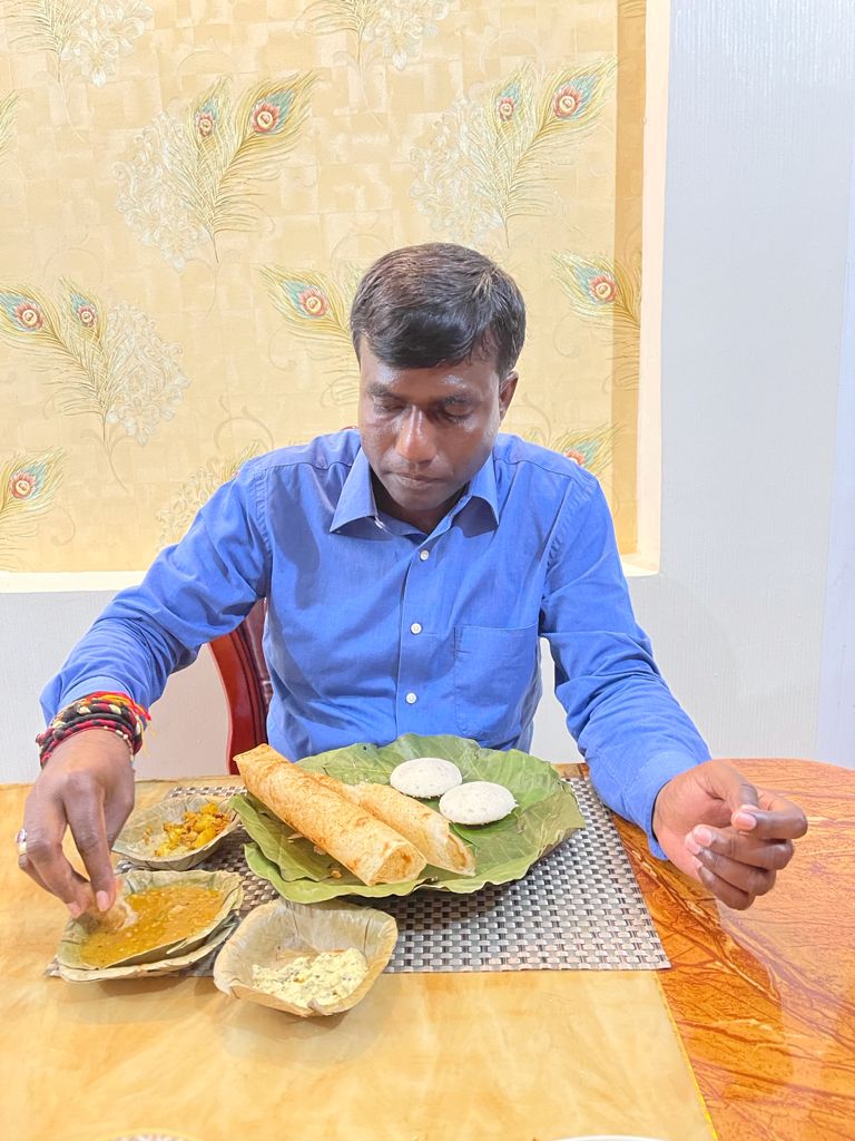 पत्तों से बने दोना-पत्तल में भोजन कर देवघर डीसी ने पुरानी जीवन शैली अपनाने की अपील  की, दिया #GoGreen का संदेश