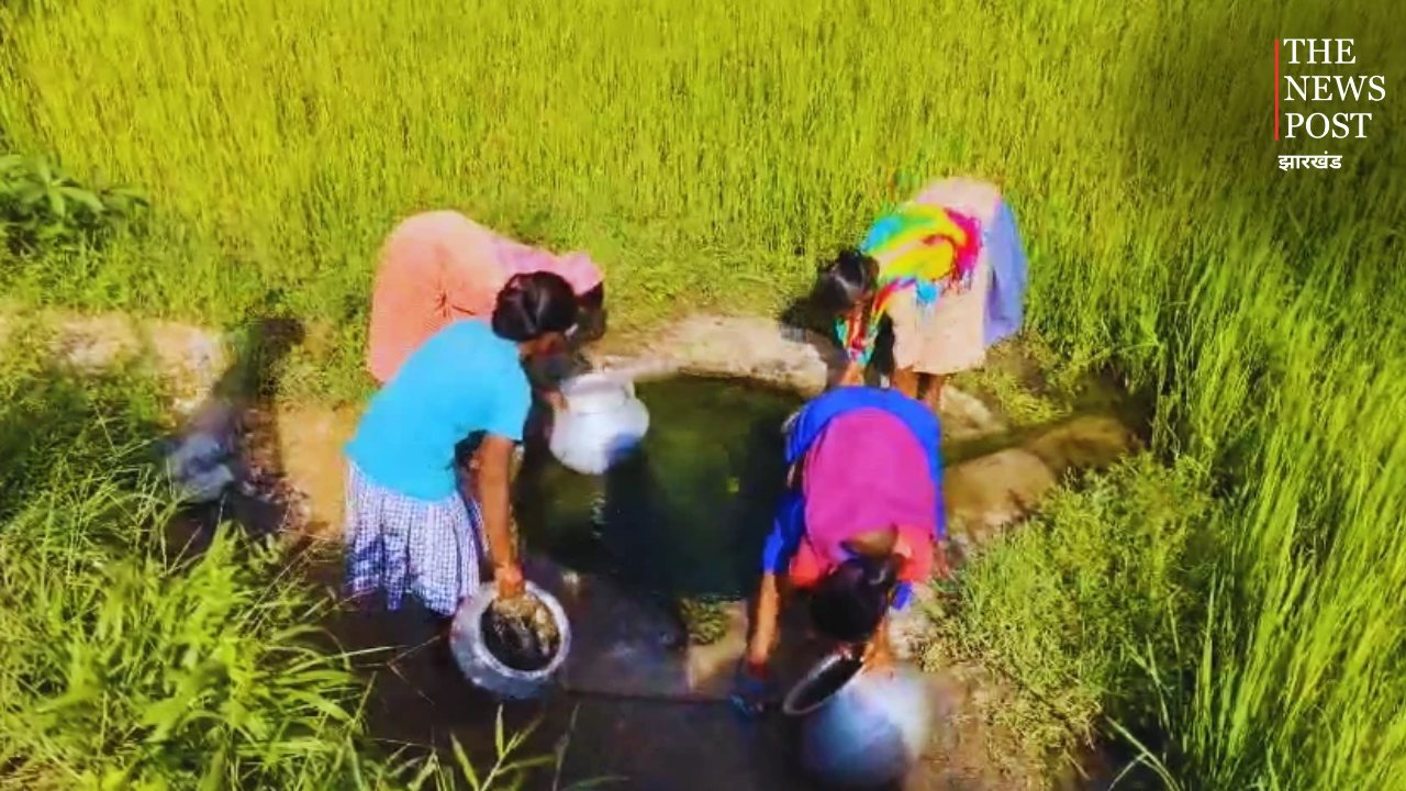 गुमला: चुआं का दूषित पानी पीने को मजबूर ग्रामीण, महिलाएं आज भी कई किलोमीटर दूर से ढोकर लाती हैं पानी