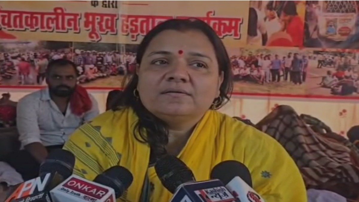 बोकारो: एक तरफ लड़ रहीं विस्थापितों के हक लड़ाई, दूसरी तरफ मां दुर्गा की आराधना करते नजर आई विधायक श्वेता सिंह
