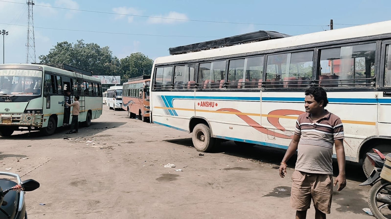 गोड्डा का बस स्टैंड बना नशेड़ियों का अड्डा! पुलिस थाना 50 मीटर दूर फिर भी सुरक्षा भगवान भरोसे