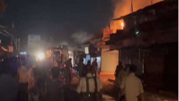 जमशेदपुर : अचानक लगी दुकान में आग, लाखों का सामान खाक
