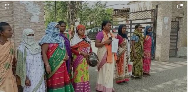 विधवाओं के घर हड़प रहे भू माफिया, दर-दर ठोकर खाने को हो रहीं विवश महिलाएं