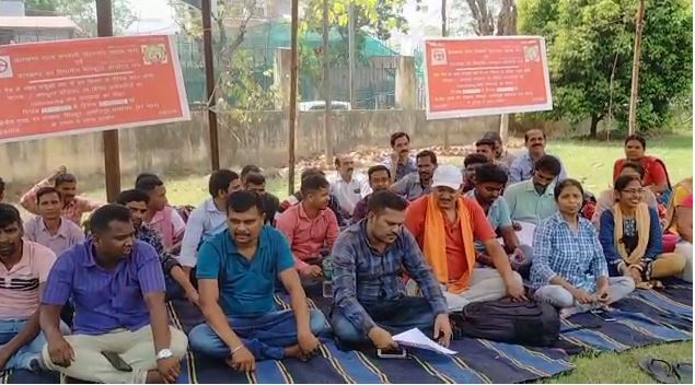 आउटसोर्सिंग को लेकर वन विभाग के खिलाफ धरने पर बैठा चालक संघ