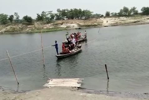 यहां वोटरों में उत्साह ऐसा कि नाव से नदी पार कर लोग कर रहे हैं मतदान