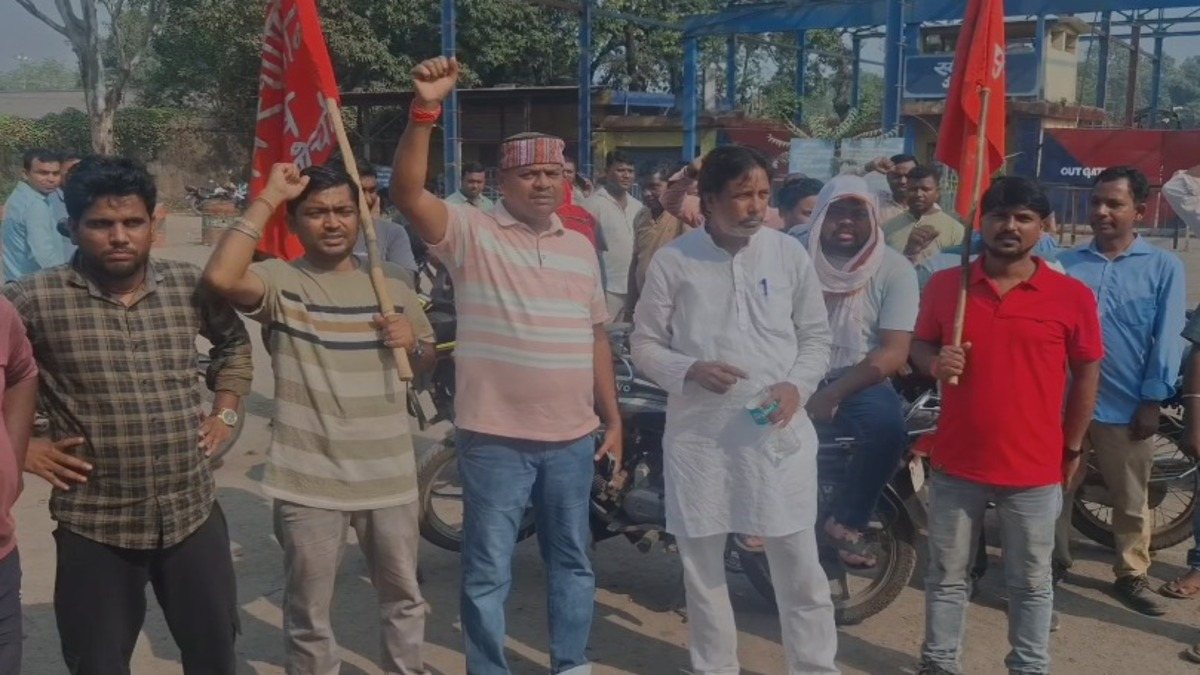 बोकारो स्टील प्लांट में विस्थापितों का आंदोलन उग्र, विरोध में किया गेट जाम