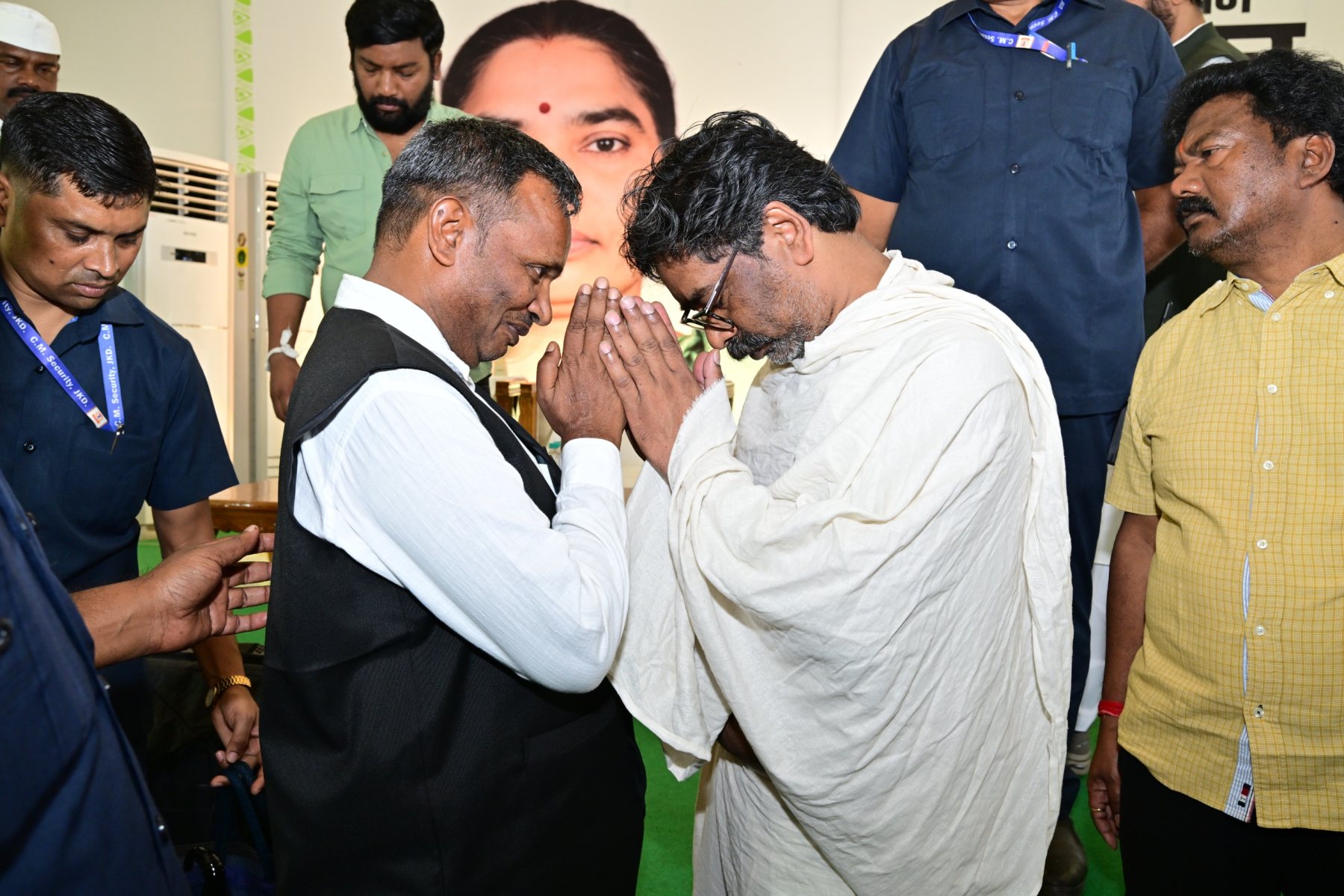 हेमंत सोरेन की मां रूपी सोरेन को श्रद्धांजलि देने नेमरा पहुंचे केंद्रीय मंत्री, विधायक और नेता