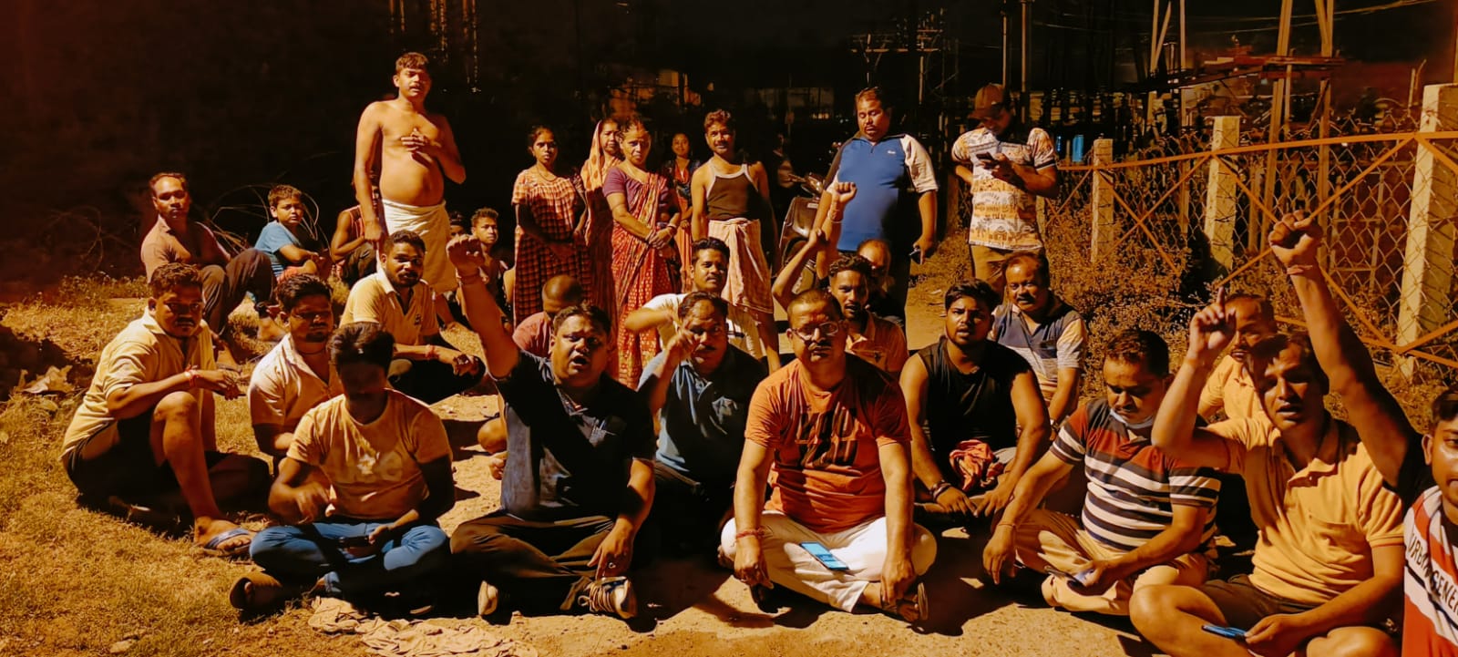 बिजली गुल रहने से मानगो की जनता बेहाल, नाराज लोगों ने दिया रात भर धरना