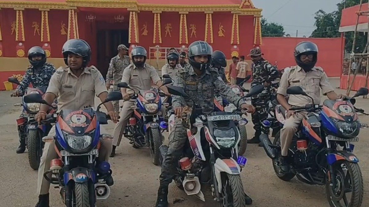 कोडरमा में दुर्गा पूजा को लेकर फ्लैग मार्च, SDPO ने कहा- सुरक्षा में तैनात रहेगी पुलिस