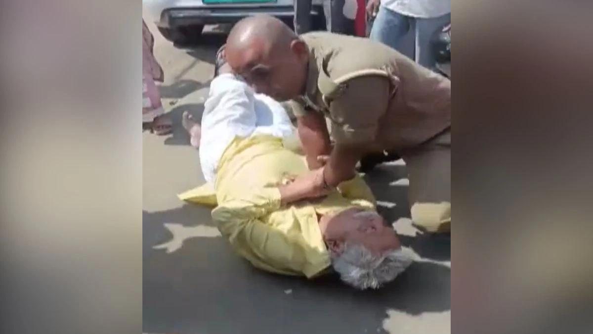 पत्नी चीखती रही, तमाशबीन बने रहे लोग… फिर फरिश्ता बनकर पहुंचे यूपी पुलिस के सिपाही, देखिए VIDEO 