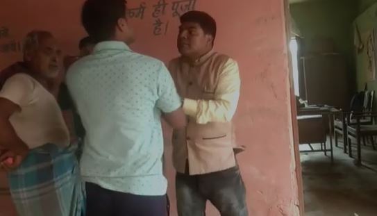 स्कूल कैंपस में टीचर और ग्रामीण के बीच जम कर चले लात घूंसे, वीडियो वायरल 