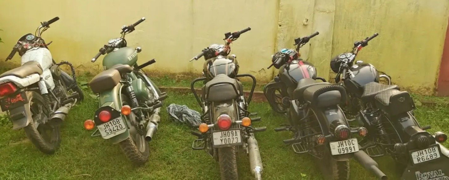कतरास में मनबढ़ू युवकों पर गिरी पुलिस की गाज, मोडिफाइड साइलेंसर लगाकर स्टंटबाजी का आरोप 