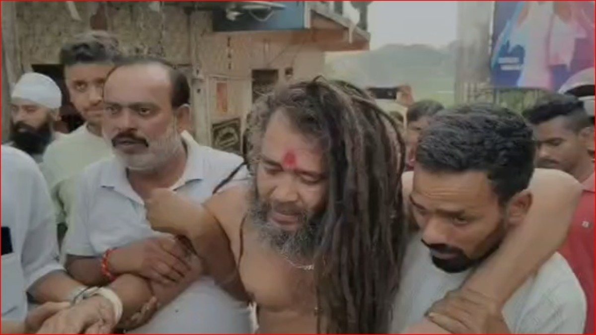 मामूली से विवाद में नागा साधु की करदी पिटाई, बदमाशों ने तोड़ी कार, वायरल हुआ वीडियो