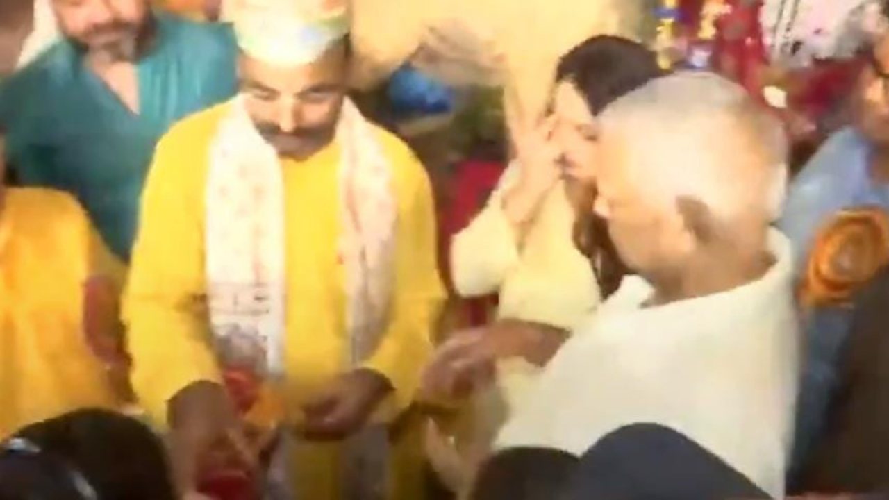 बेटियों के साथ दुर्गा पंडाल में दर्शन के लिए पहुंचे राजद सुप्रीमो लालू यादव, नहीं दिखे तेजस्वी