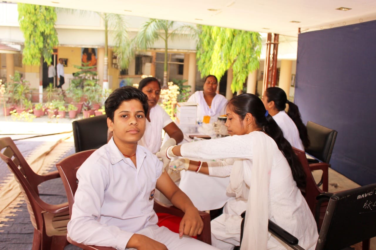 कोरोना के खिलाफ जंग : स्कूल कैंपस में स्टूडेंट्स का दिया गया टीका