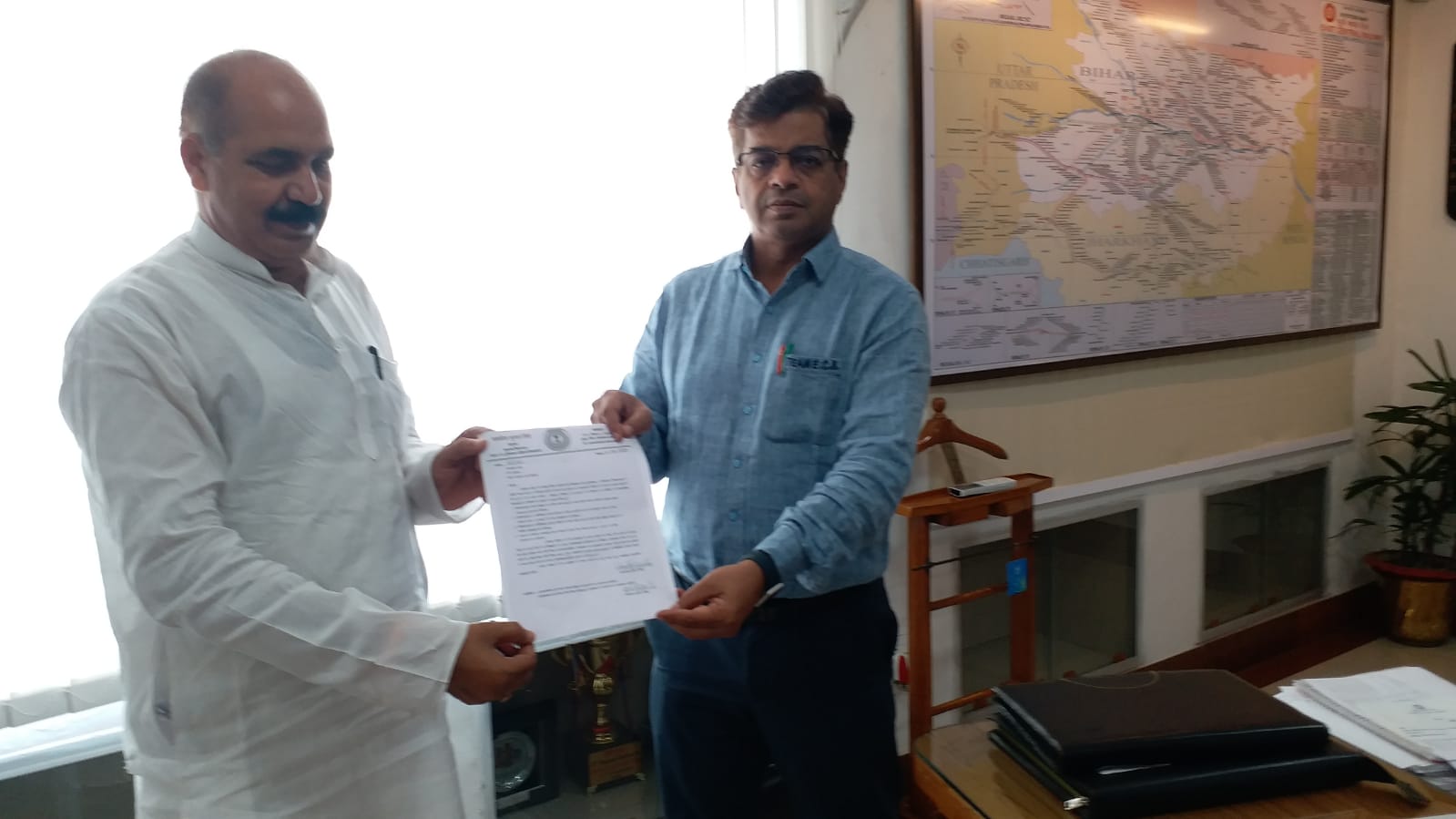 ग्रामीणों का अनिश्चितकालीन महाधरना छठे दिन भी जारी, हुसैनाबाद विधायक ने रेल मंत्री व महाप्रबंधक को लिखा पत्र