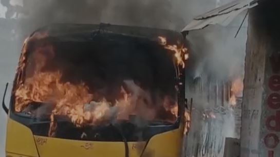 यहां धू-धू करके जल गई एक स्कूल बस, मची अफरातफरी