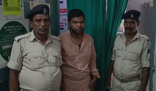 सीएम से मिलने का कर रहा था अरसे से प्रयास, नहीं मिलने पर फोड़ दिया पटाखा, धराया