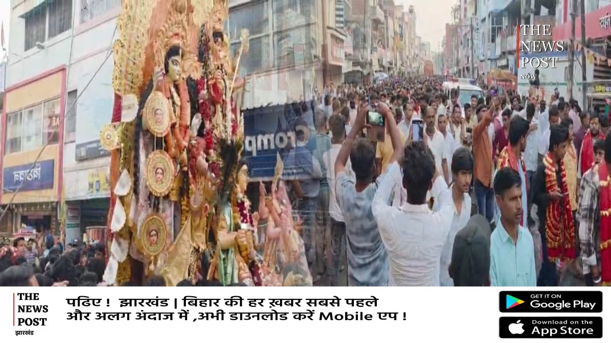 गढ़वा में दुर्गा माँ की अनोखी विदाई,भक्तों ने कंधे पर सवार कर परंपरा निभाया,नम हुई लोगों की आँख   