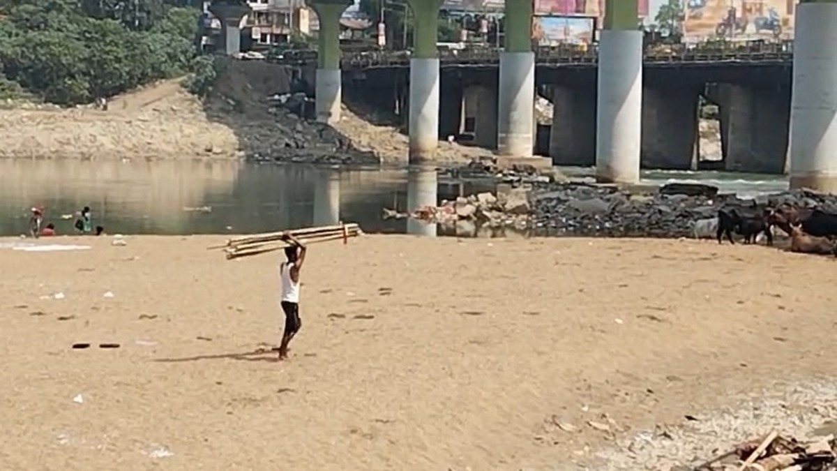 दुर्गा विसर्जन के बाद दिखी गरीबी और बेबसी,हाथ जोड़ कर मूर्ति के बांस ले गए लोग,कहा-बनाएंगे आशियाना