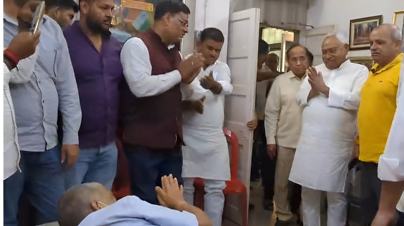 नीरज कुमार के आवास पहुंचे नीतीश कुमार, कहा- टेंशन मत लीजिए, आराम कीजिए