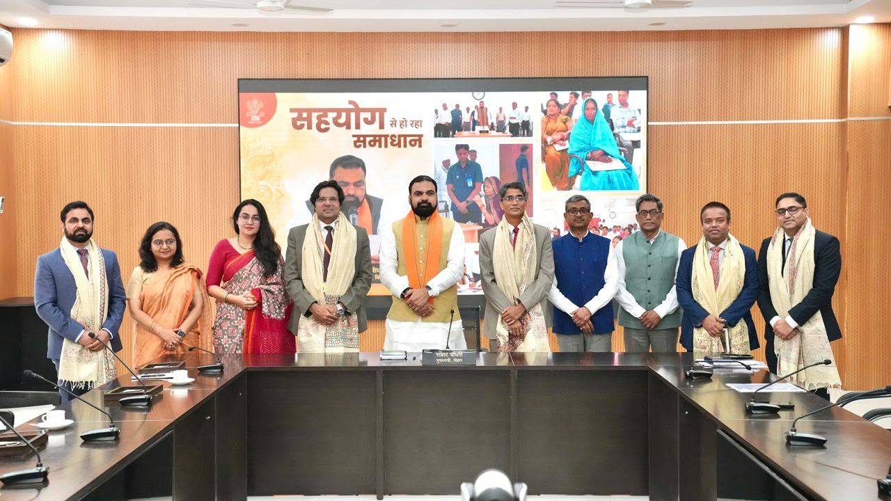 बिहार के विदेश सेवा के अधिकारियों ने सीएम सम्राट से की मुलाकात, बिहार को लेकर दिए कई सुझाव