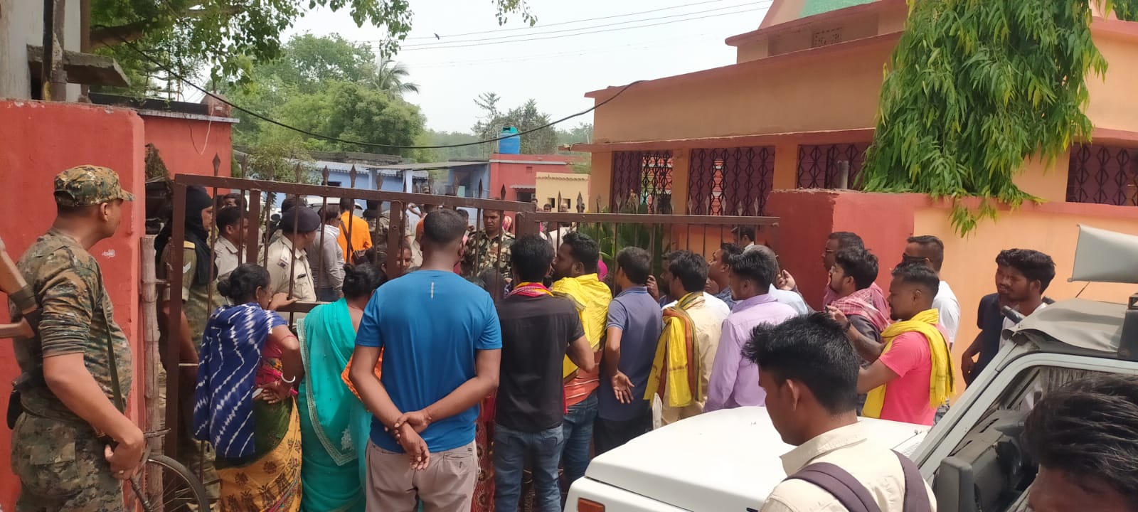 धनबाद के भौरा में एकतरफ आंदोलनकारी तो दूसरी ओर पुलिस की बेरिकेडिंग