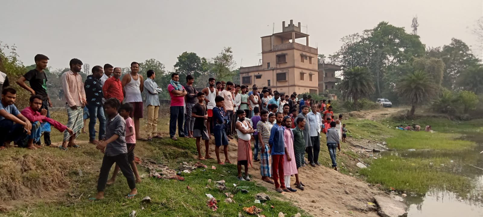 तालाब में नहाने गए तो पानी में तैरता दिख गया यह, मची अफरा-तफरी
