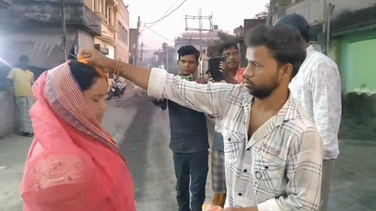 बीच बाजार पति से नाता तोड़ पत्नी ने प्रेमी से भरवाई मांग, जानिए अजब-गजब प्रेम कहानी का हाल