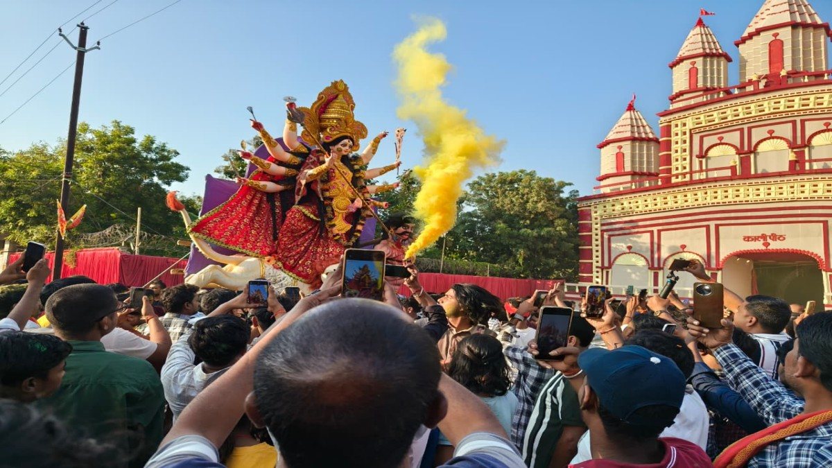 एक विसर्जन ऐसा भी: तालाब खुदवाने के बाद विसर्जन के लिए निकाली गई मां दुर्गा की प्रतिमा