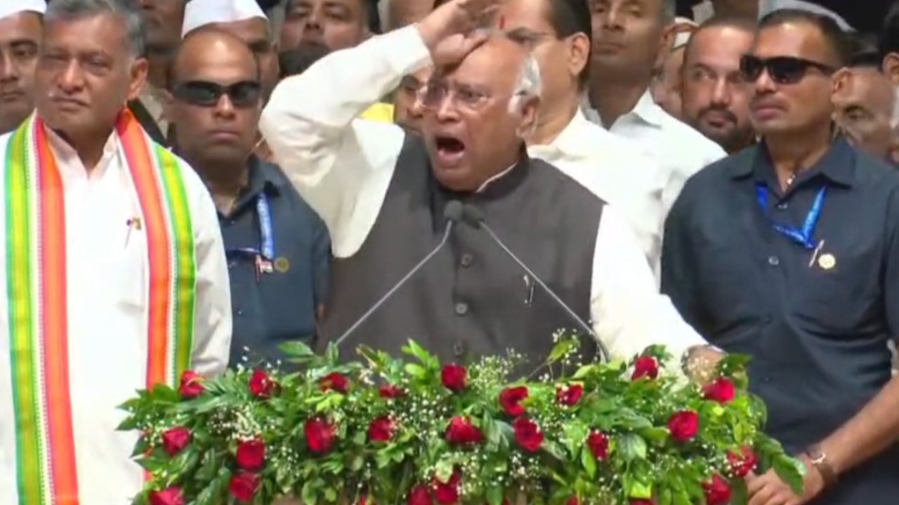 खड़गे ने पटना में कहा 'मोदी का बाप भी जाएगा'! बयान से बढ़ी सियासी सरगर्मी