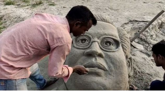 रेत पर दिखे बाबा साहब, जयंती पर भागलपुर के कलाकारों ने अनोखे अंदाज में किया याद