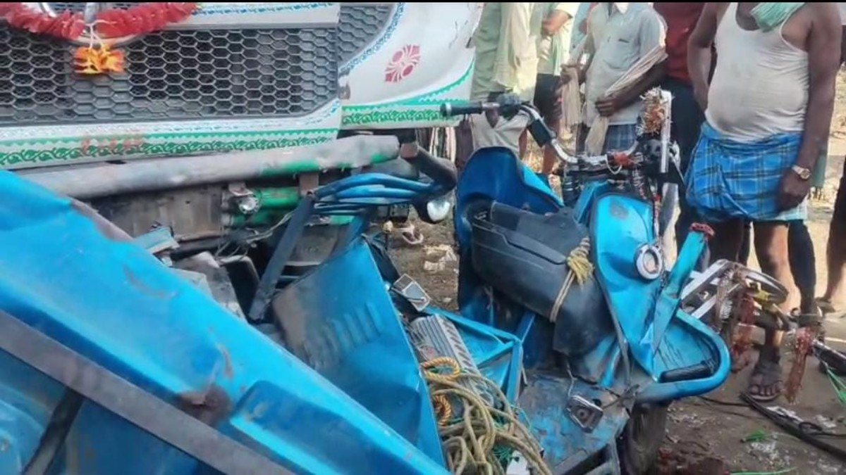 थाने के सामने हाईवा ने ई-रिक्शा को मारी टक्कर, चालक की मौत, 6 गंभीर घायल, जानिए कहां हुआ दर्दनाक हादसा