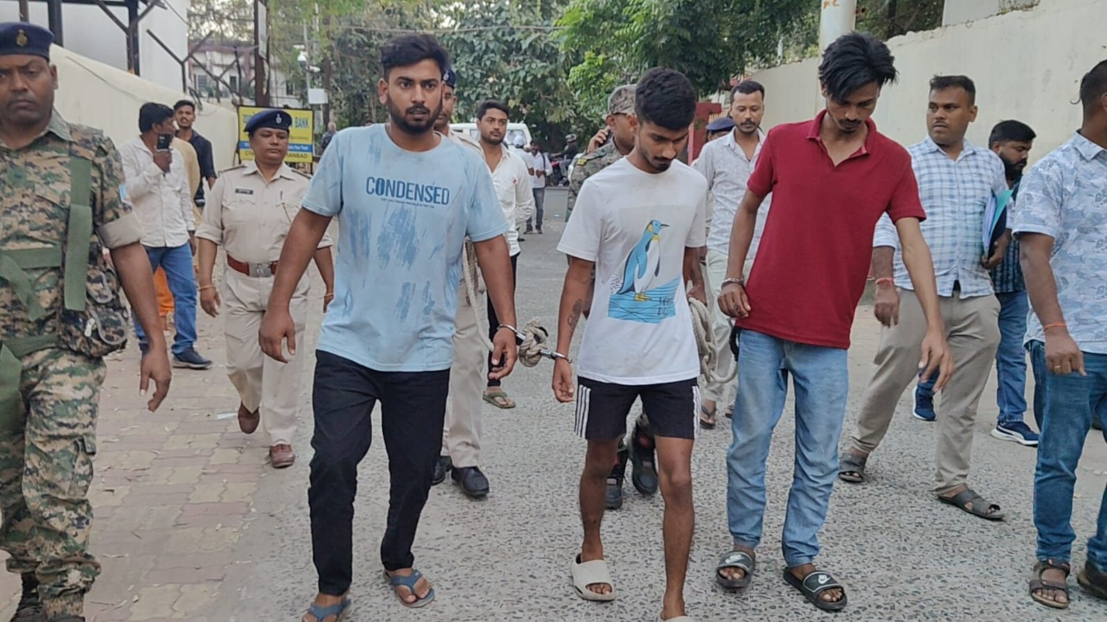 Breaking: बहुचर्चित अभिजीत सिंह हत्याकांड में दो के बाद तीन और पकड़ाए आरोपियों की पुलिस ने कराई परेड 