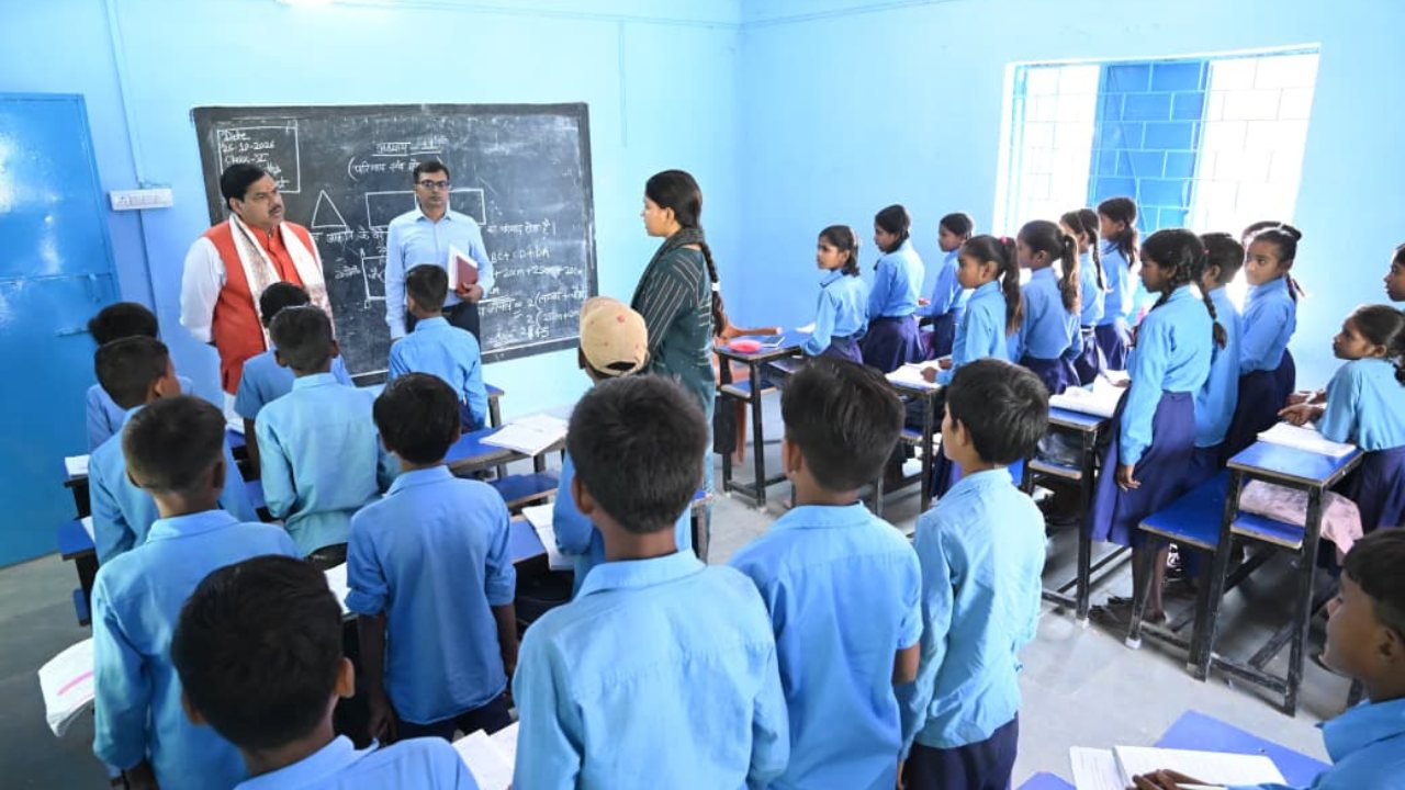 अपने पैतृक गांव के स्कूलों में पहुंचे शिक्षा मंत्री, छात्रों से की बात, शिक्षकों को कहा 'बनायें बेहतर माहौल'