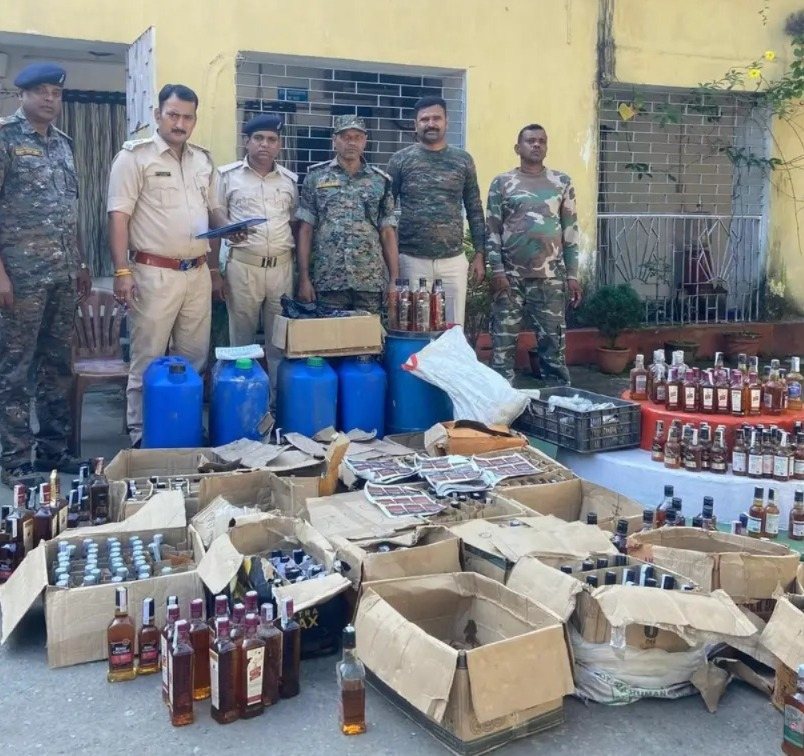 झरिया के एक सरकारी आवास में चल रही थी मिनी शराब फैक्ट्री ,ब्रांडेड शराब की बोतल में कैसे भरी जाती थी नकली शराब ?