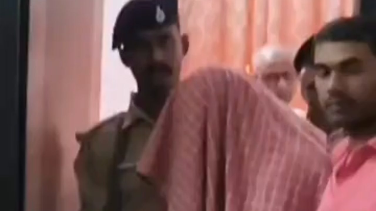 72 हजार की रिश्वत लेते आवास सहायक गिरफ्तार, प्रधानमंत्री आवास योजना की दूसरी किस्त के लिए मांग रहा था घूस