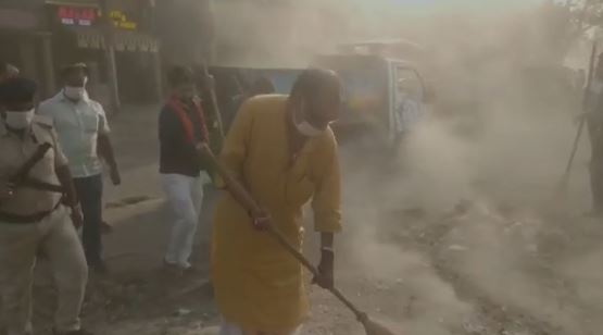 स्वच्छता का संदेश देने हाथ में झाडू़ लेकर सड़क पर उतरे भारत सरकार के पूर्व केंद्रीय मंत्री  