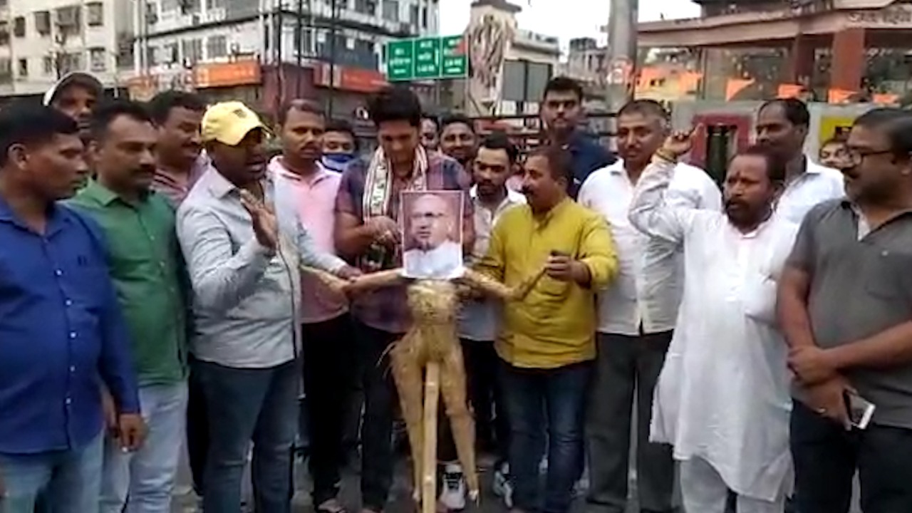 आरोप से भड़की कांग्रेस, सड़क पर फूंक दिया सरयू राय का पुतला